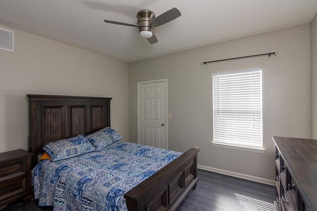 Building Photo - 800 Vista Lake Dr