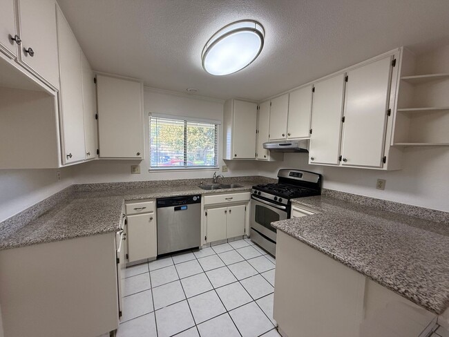 Building Photo - 4-bedroom single story in East Modesto!