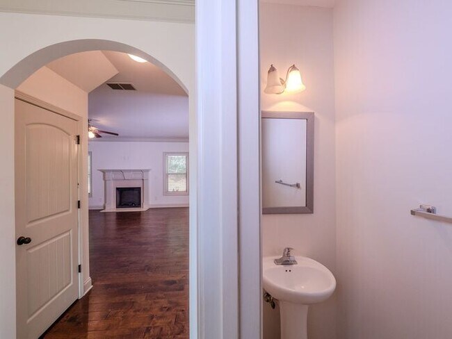 Building Photo - 512 Watercourse Way