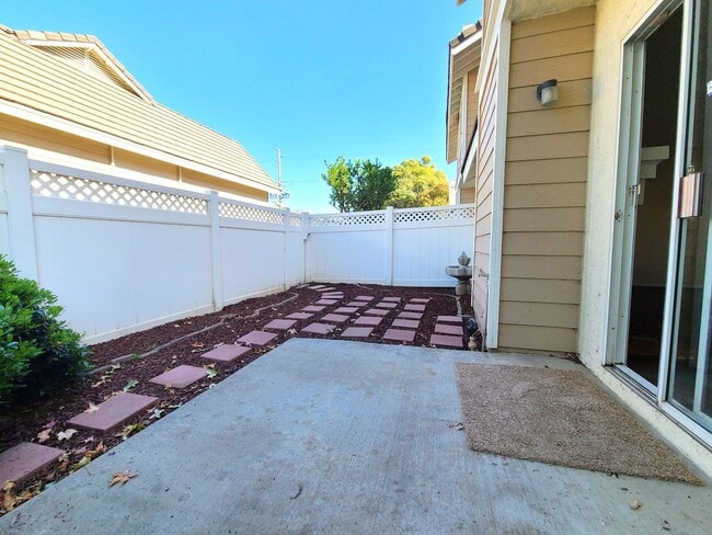 Building Photo - Two-Story, 2-Bedroom Mountain Vista Townho...