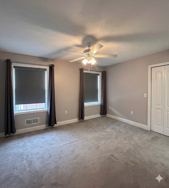 Building Photo - Modern 3-Level North Side Townhome with Garage