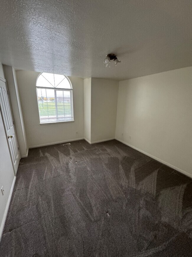 Building Photo - 905 W 350 N