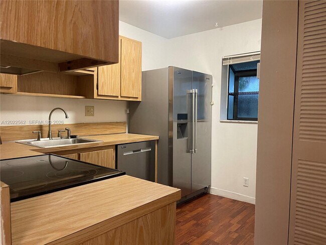 Building Photo - 303 Gardens Dr