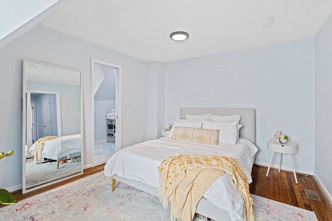 Building Photo - Amazing Anacostia Abode!