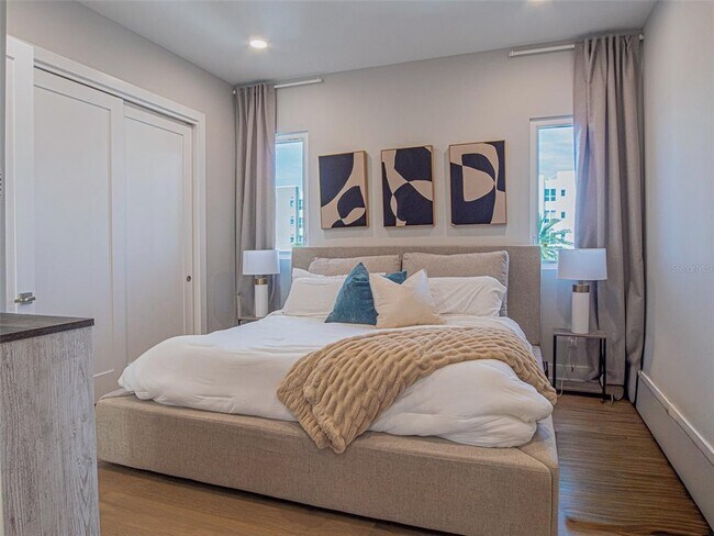 Building Photo - 370 6th St S