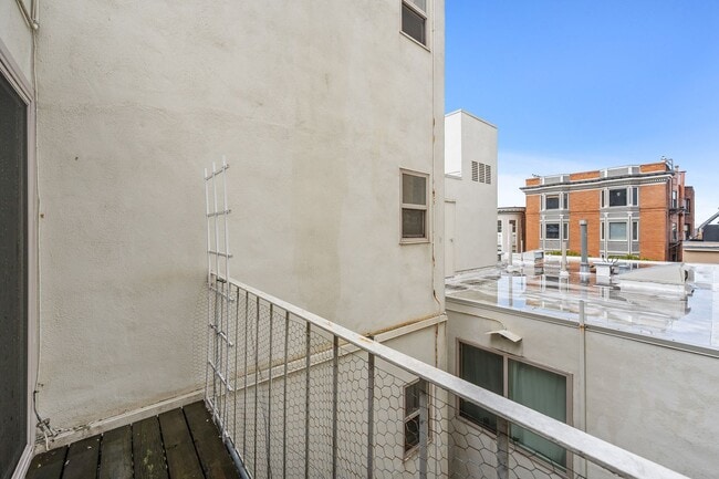 Building Photo - Modern 1BR/1BA Penthouse in Pacific Height...