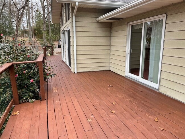 Building Photo - Lakeview Ranch Located in a Quiet Neighborhood