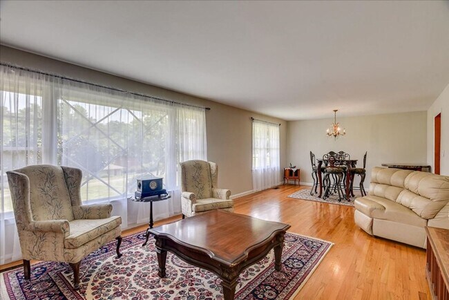 Building Photo - 3 Bedroom 2.5 Bathroom Ranch