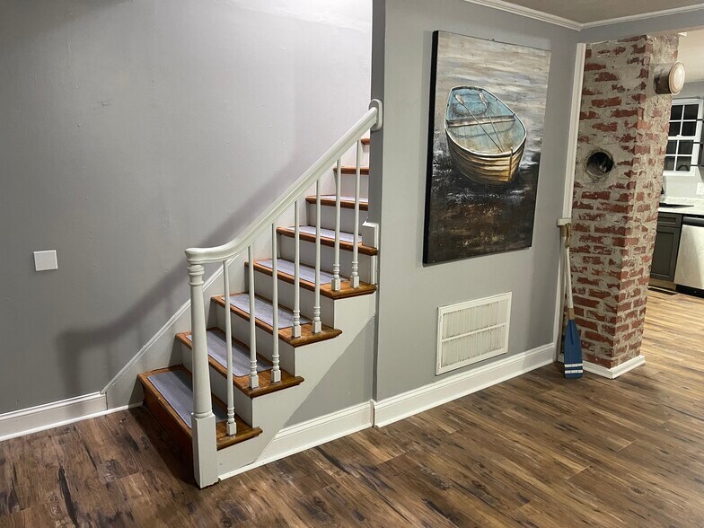 Front room/Entrance - Pic #\5 - 3801 Seaford Rd