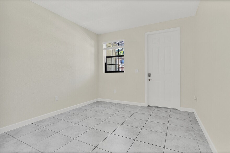 Building Photo - 113 SE 33rd Ter
