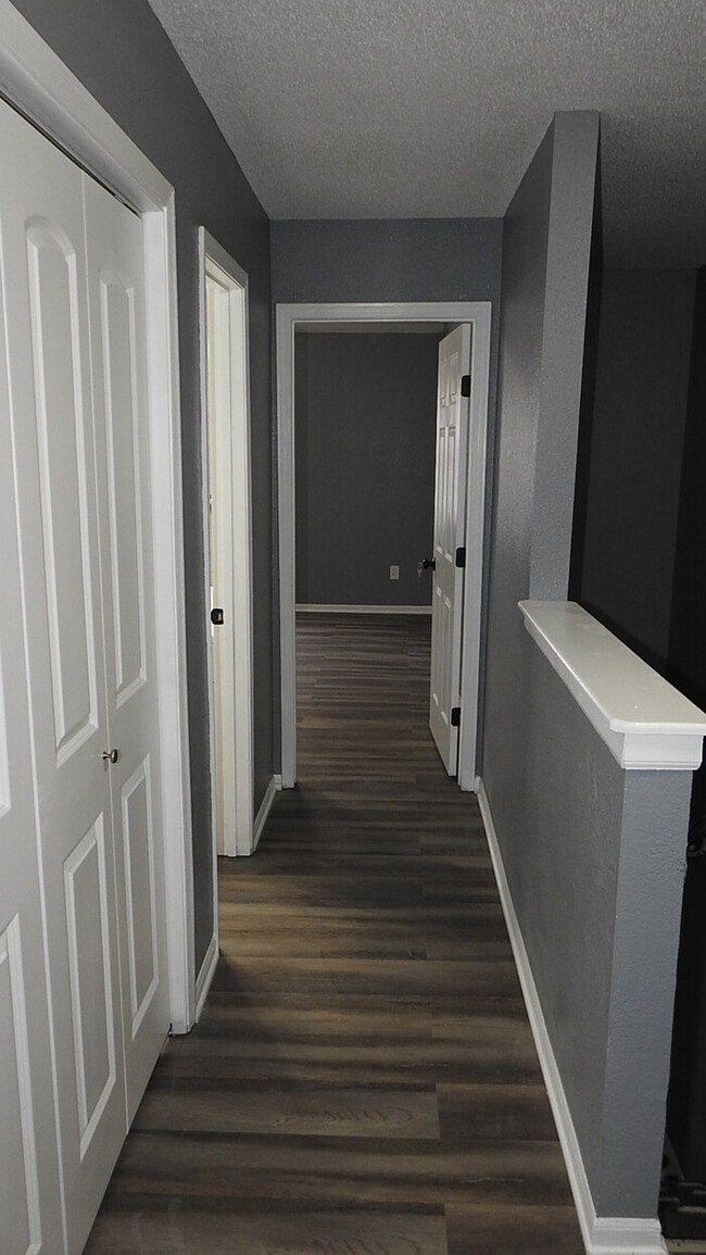Building Photo - Blue Springs - 2 bed - 1.5 bath Townhome