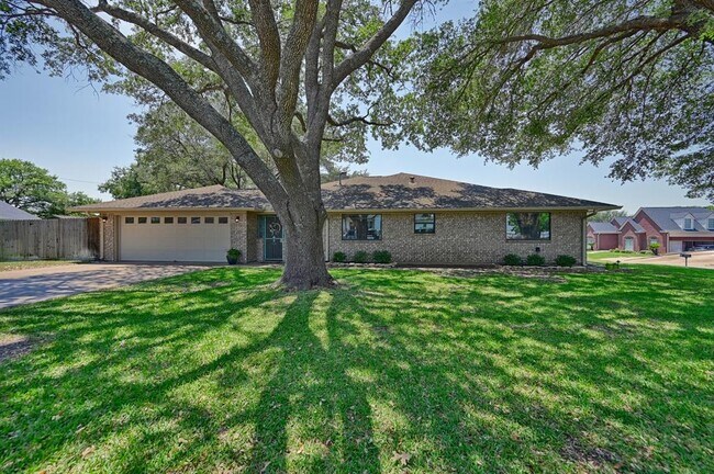 Building Photo - 1600 Pecan St