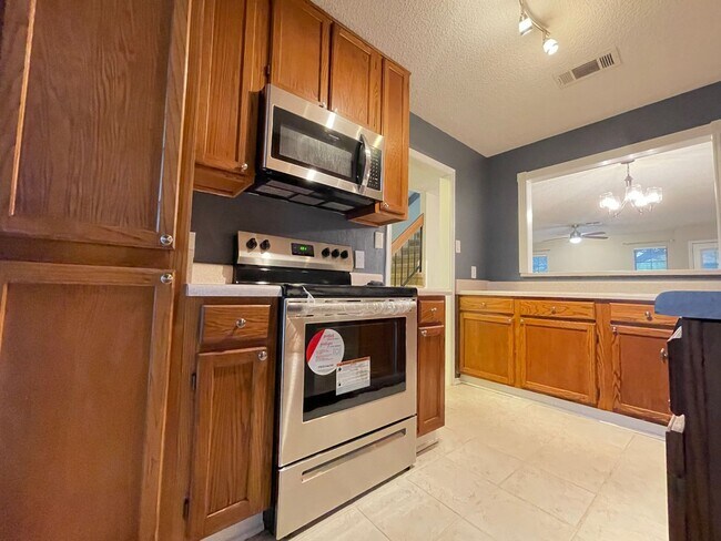 Building Photo - Cozy Townhome Minutes to the Chisholm Trai...
