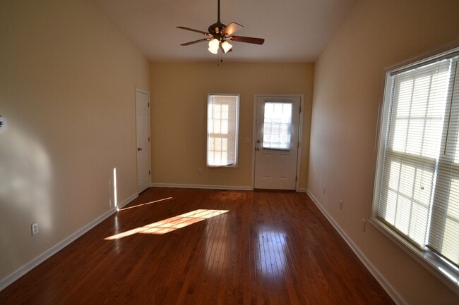 Building Photo - Modern 2 bedroom Apartment with One-Level Living