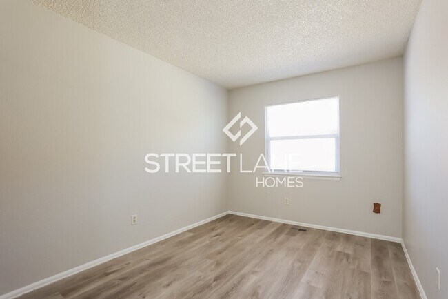 Building Photo - REDUCED! - Now offering $1000 off first fu...