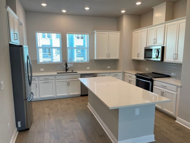 Building Photo - Annual Unfurnished 3 Bedroom, 3.5 Bathroom Townhome adjacent to Downtown Sarasota