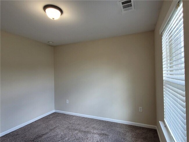 Building Photo - 6010 Stonebrook Ln