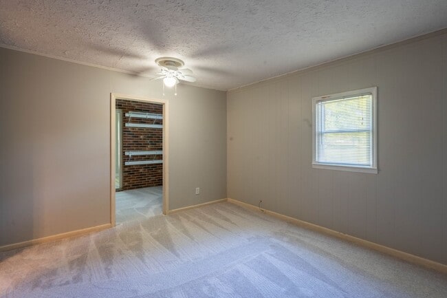 Building Photo - 4 bed and 2 bath house in Johnson City