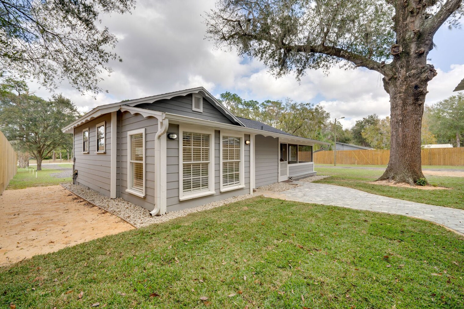 Building Photo - 224 E Kelly Park Rd
