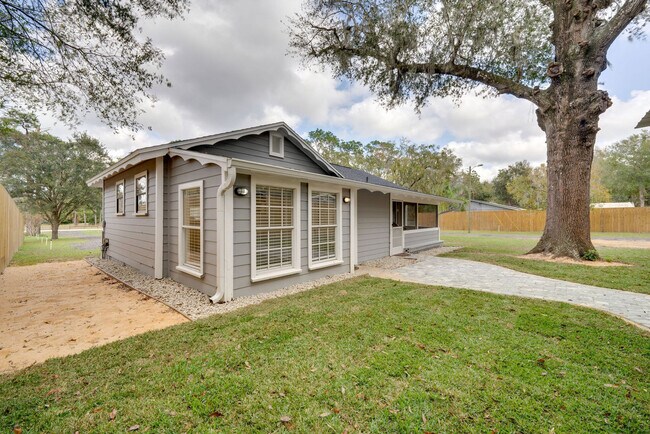 Building Photo - 224 E Kelly Park Rd