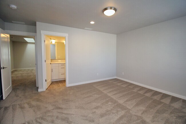 Building Photo - Impeccable 3 Bed/2.5 Bath Townhome located...