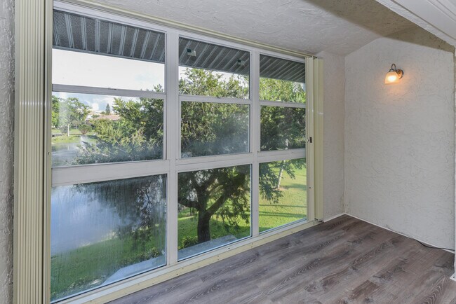 Building Photo - 1531 SE Royal Green Cir