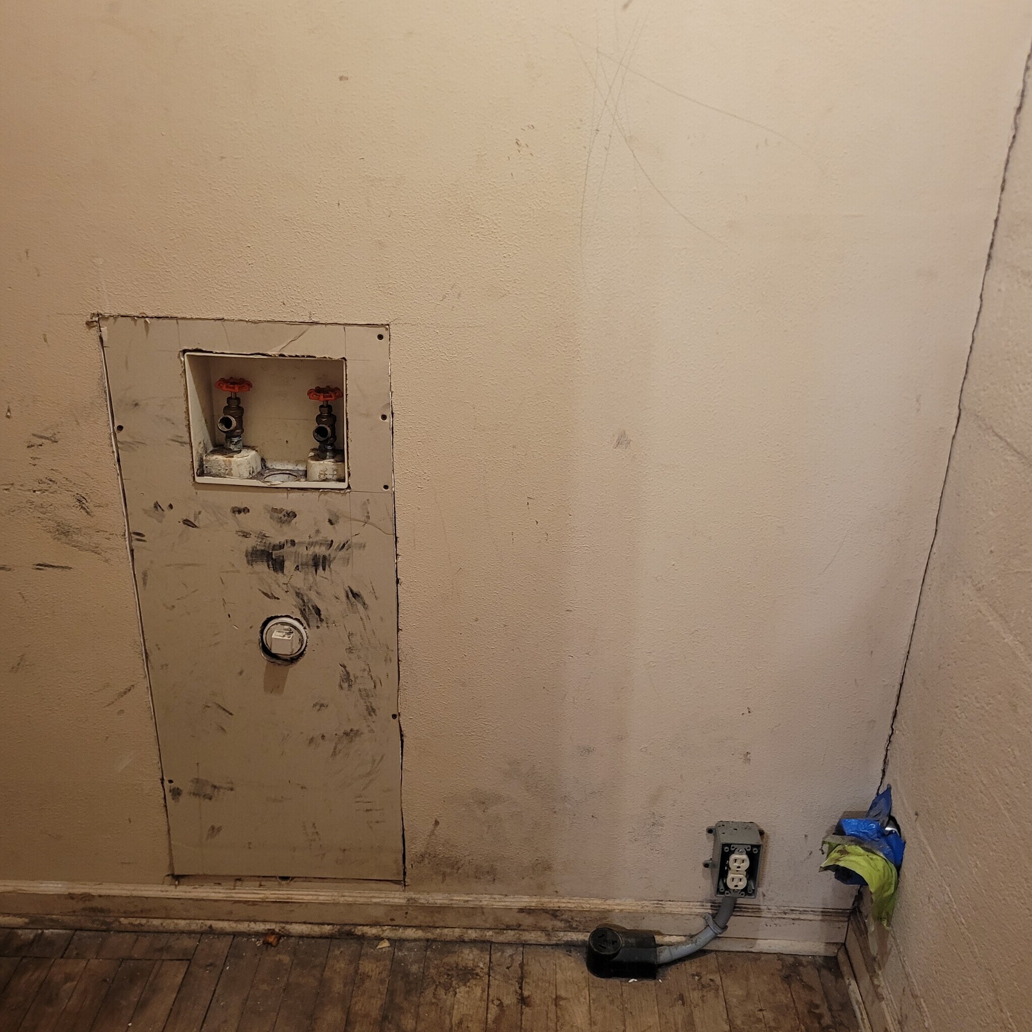 Washer and dryer hookup - 1612 S Hughes St