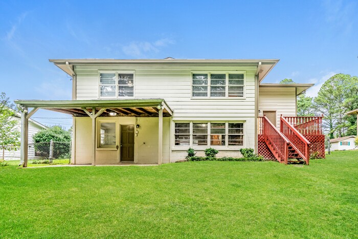 Building Photo - 825 Park Dr