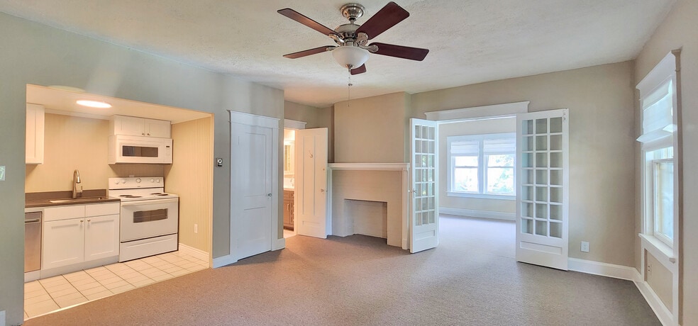 Building Photo - 542 6th W St