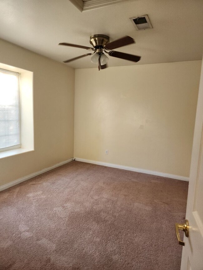 Building Photo - 722 Spring Meadow Ct