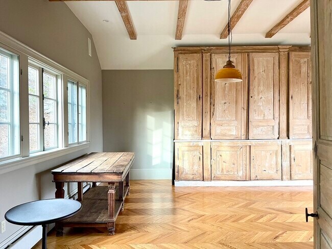 Building Photo - 918 Hale St