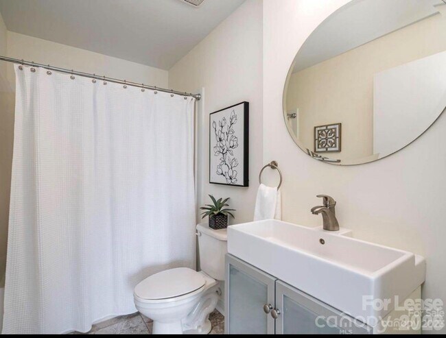 Building Photo - 715 N Church St