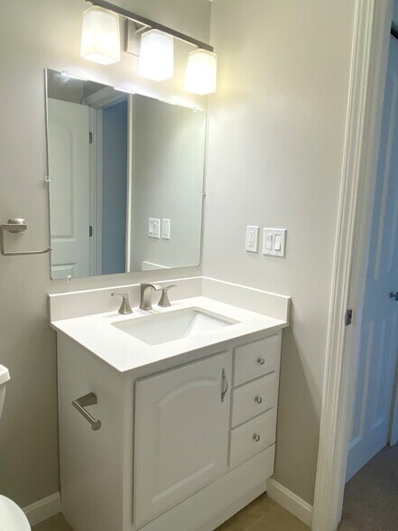 Upstairs Bathroom - 7187 Hart St