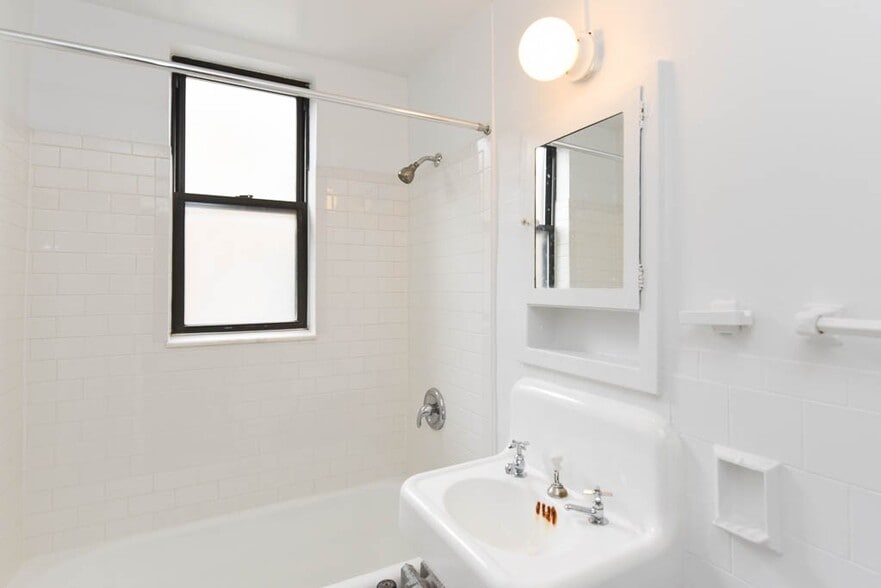 Building Photo - 3335 W Diversey Ave
