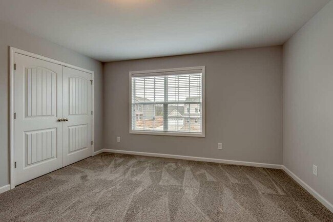 Building Photo - Fairview Station - Beautiful 4 / 2.5 - FENCED!