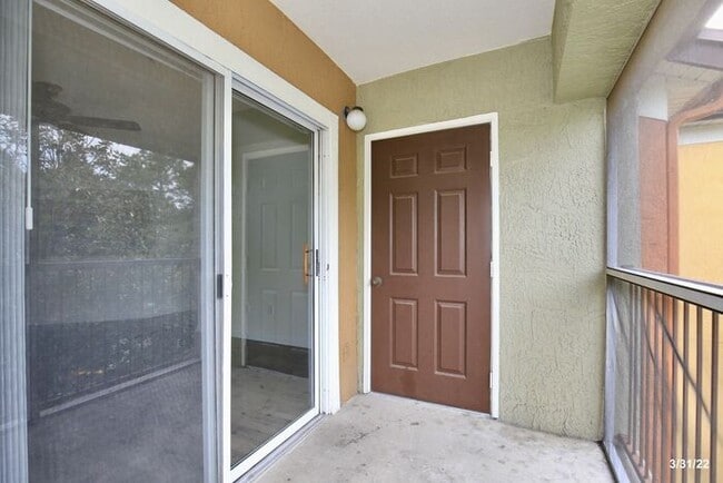 Building Photo - Beautiful 2/2 Condo Located in Crest at Wa...