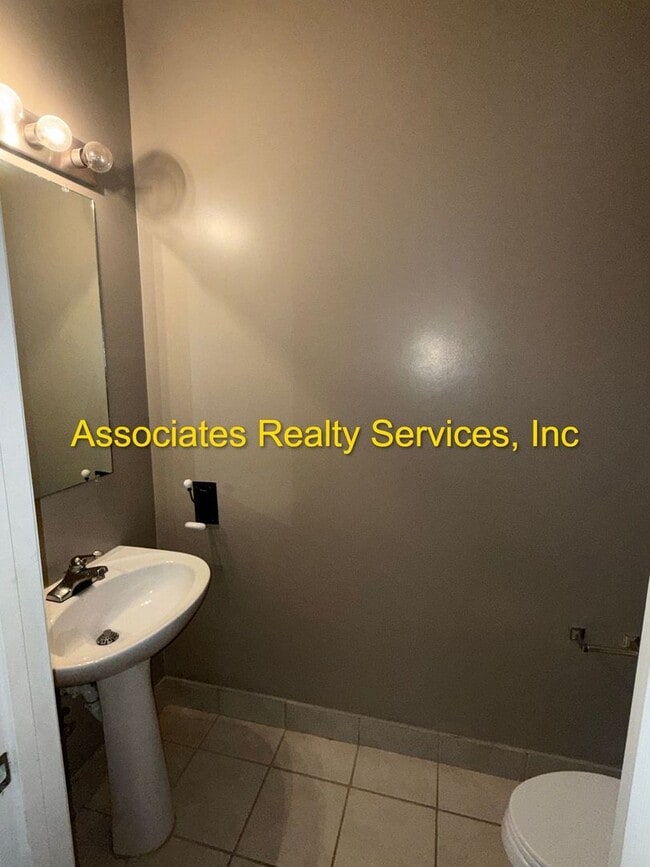 Building Photo - Spacious End Unit Available in Garland Condo