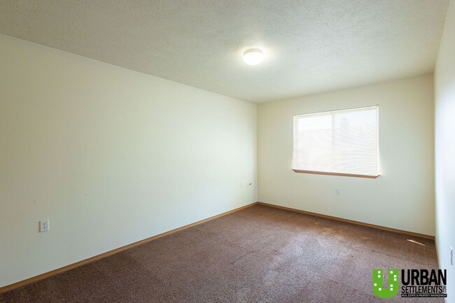 Building Photo - Great 4bd/2bth, nice location
