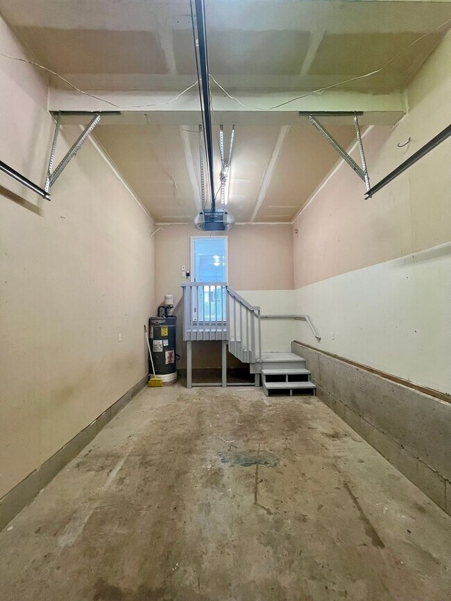 Building Photo - Rent Reduction; MOVE IN SPECIAL; Remodeled...