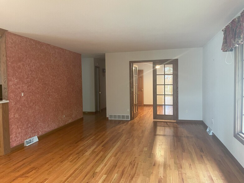 Building Photo - 501 Lois Dr