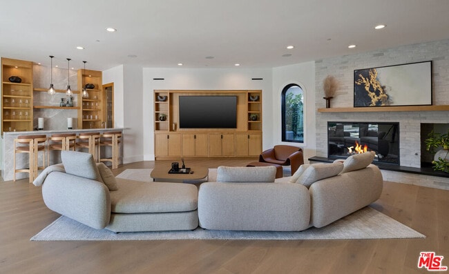 Building Photo - 7052 Dume Dr