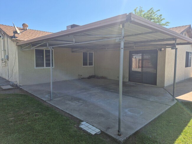 Building Photo - Remodeled 3 Bedroom 2 Bathroom Carmichael ...