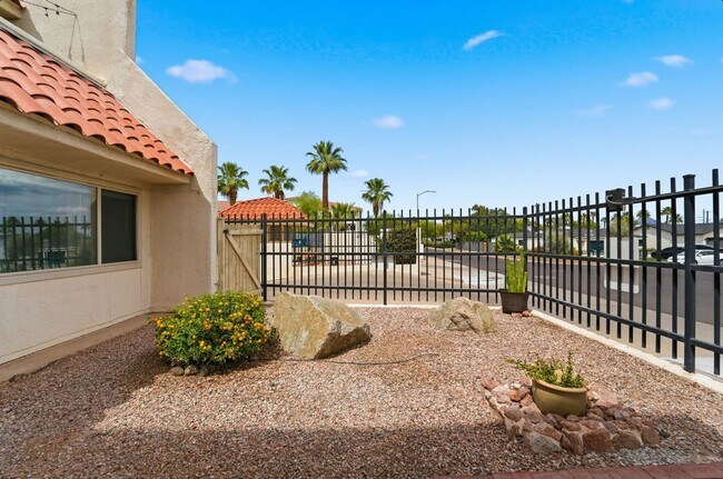 Building Photo - Central Phoenix Gem! Private Patio, Gated, Pool + Underground Parking