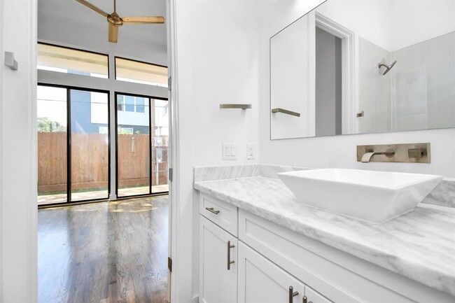 Building Photo - 732 W 22nd St
