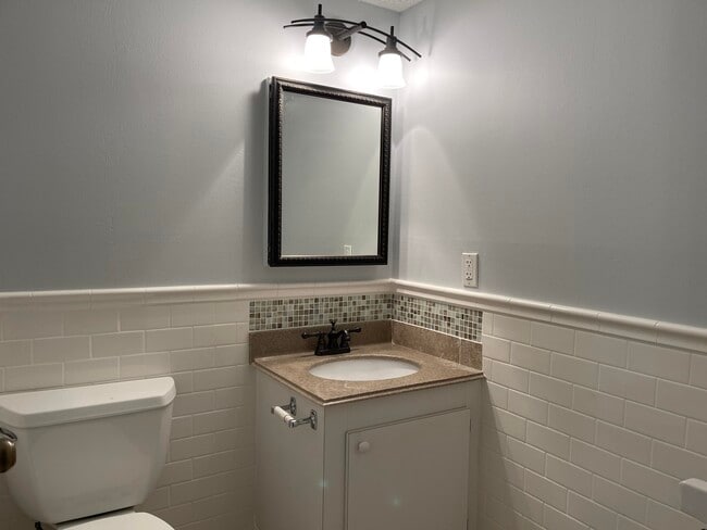 Building Photo - 1850 Fairview Villas Dr