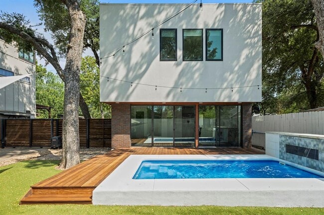 Building Photo - 2017 Kinney Ave