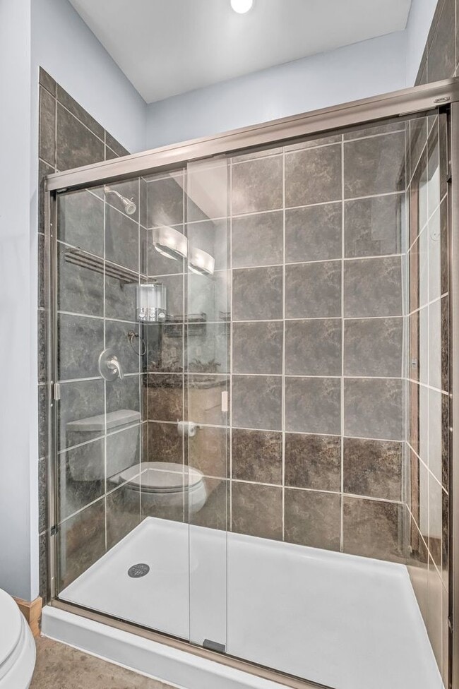 Building Photo - Beautiful 2-bedroom loft with garage parking, and community room with swimming pool!