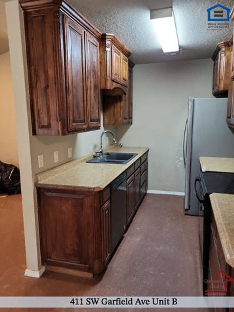 Building Photo - 411 SW Garfield Ave