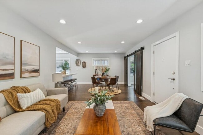 Building Photo - 1041 Yale Ave S