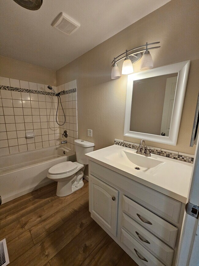 Building Photo - 180 NW Wilson Cir